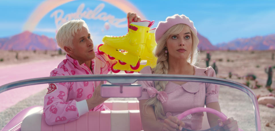 En esta imagen proporcionada por Warner Bros. Pictures, Ryan Gosling, izquierda, y Margot Robbie en una escena de "Barbie". (Warner Bros. Pictures vía AP)