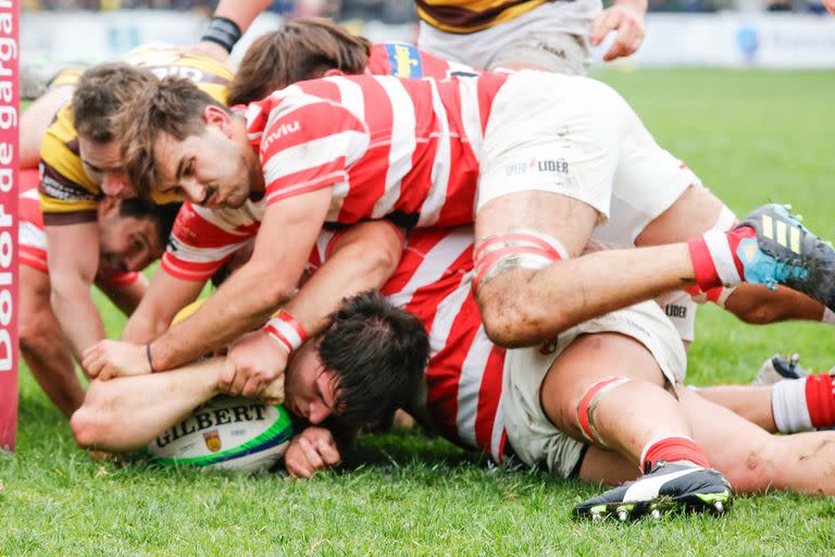 Augusto Vaccarino consigue el primer try de Belgrano, con el que su equipo comenzó la remontada para ganar el clásico sobre Alumni en la fecha 16 del Top 12 de URBA.