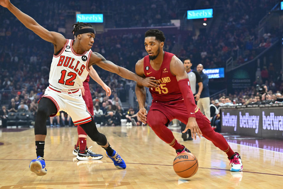 Donovan Mitchell wears 71 inches and 8 inches apart and 11 inches apart, but that's not all.  (Photo by Jason Miller/Getty Images)