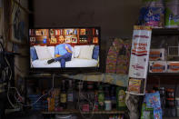 Una pantalla de televisión muestra un anuncio electoral del presidente de El Salvador, Nayib Bukele, quien aspira a la reelección, en el mercado de Santa Tecla, El Salvador, el 31 de enero de 2024. El Salvador celebrará elecciones presidenciales el 4 de febrero. (AP Foto/Moisés Castillo)