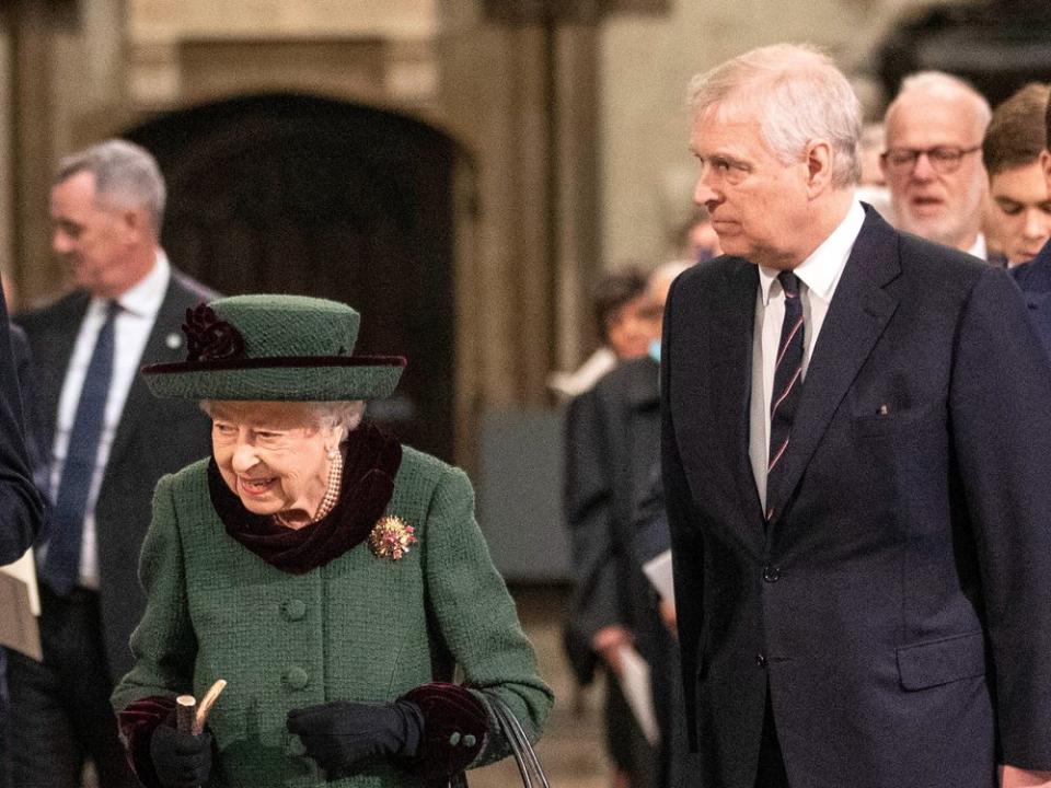 Prinz Andrew mit Queen Elizabeth II. bei einer Trauerfeier für Prinz Philip. (Bild: 2022 Getty Images)
