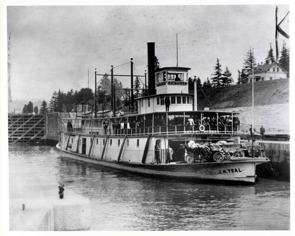 J.N. Teal ferry that delivered mail on Columbia River in Oregon 1911