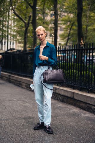 9 Baggy Jeans Outfit Ideas That Are Totally Wearable