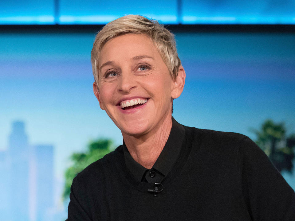 Spaßvogel und Talkmasterin Ellen DeGeneres tut es ihren prominenten Kollegen nach und spendet insgesamt 50.000 Dollar an das Rote Kreuz und SPCA Texas. Außerdem engagiert sie sich zusammen mit Walmart für die Spendenkampagne von Footballspieler J. J. Watt. Hier kamen 1 Millionen Dollar zusammen. (Bild-Copyright: Andrew Harnik/AP)