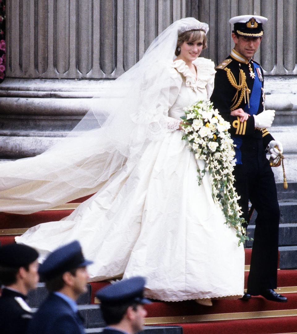 DIANA HAD TWO WEDDING BOUQUETS...BECAUSE OF THE QUEEN