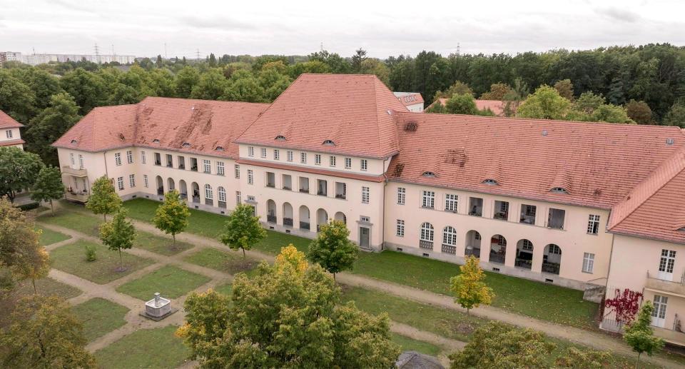 Was heute ein Wohnquartier ist, war zu DDR-Zeiten der Alptraum tausender Frauen: das ehemalige Gelände des Krankenhauses Berlin-Buch. (Bild: MDR/Constantin Dokumentation/Ferdinand Kowalke)