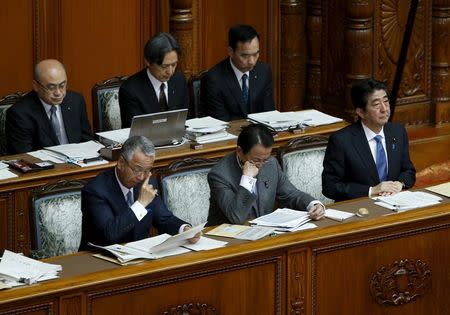 Japan's Prime Minister Shinzo Abe (R) sits next to Deputy Prime Minister and Finance Minister Taro Aso (2nd R) and Economics Minister Akira Amari during a plenary session at the upper house of the parliament in Tokyo, Japan, January 28, 2016. REUTERS/Yuya Shino