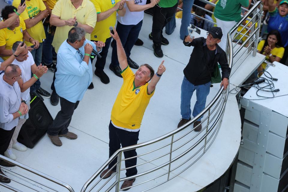 巴西前總統波索納洛25日在聖保羅市向支持者致意。路透社