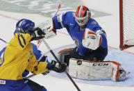 Finland's goalie Juuse Saros makes a save against Sweden during the second period of their IIHF World Junior Championship ice hockey game in Malmo, Sweden, January 5, 2014. REUTERS/Alexander Demianchuk (SWEDEN - Tags: SPORT ICE HOCKEY)