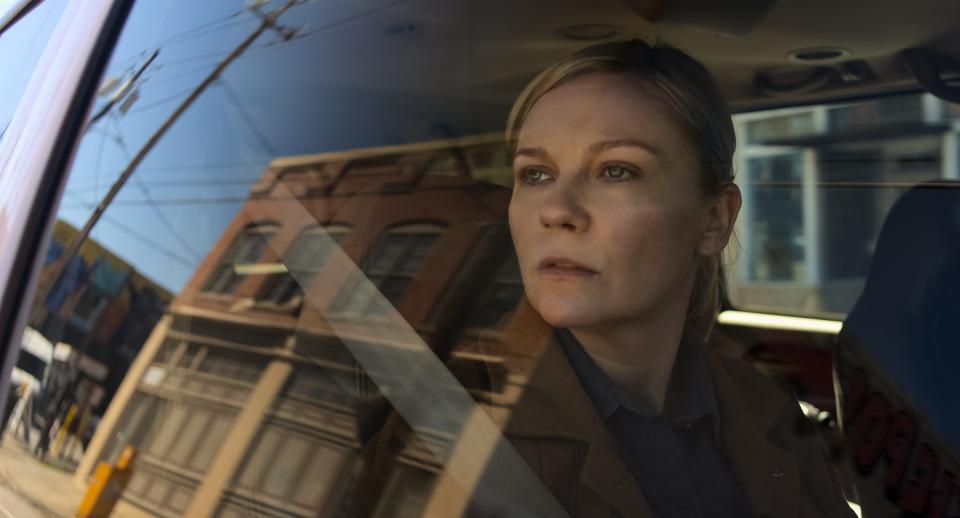 Lee (Kirsten Dunst) is a veteran war photographer on the frontlines of an American "Civil War."