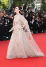 Mit diesem Kleid von Elie Saab lag Schauspielerin Fan Bingbing beim Filmfestival in Cannes von Kopf bis Fuß im Trend: Nudefarbene, sehr detailbetont gearbeitete Spitze, ein zartes Cape und eine Schleppe - so muss eine echte Traumrobe aussehen. (Bild: Wenn)