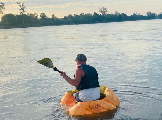Duane Hansen paddled 38 miles down the Missouri River in an 846-pound pumpkin. (Photo: Phil Davidson/City of Bellevue/Facebook)