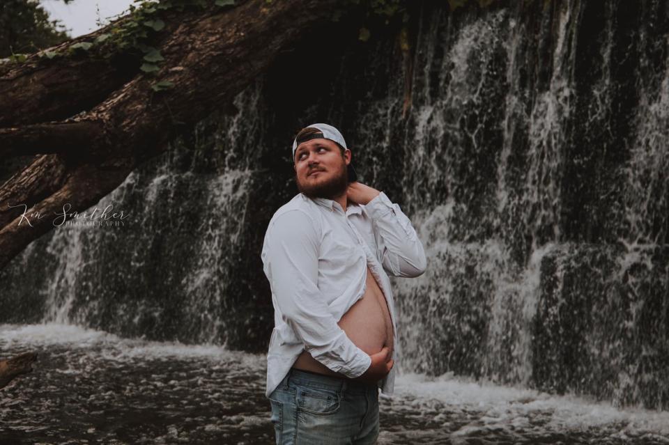 This sweet hubby is model material.&nbsp; (Photo: <a href="https://www.facebook.com/K.M.SmitherPhotography/?tn-str=k%2AF" target="_blank">K.M. Smither Photography </a>)