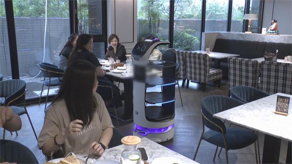 林口餐飲業者引進送餐機器人　降低染疫風險