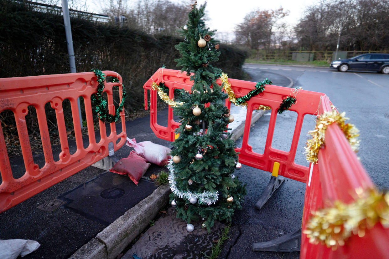 A Christmas tree has appeared in a long-standing pot hole in Derbyshire. (SWNS)