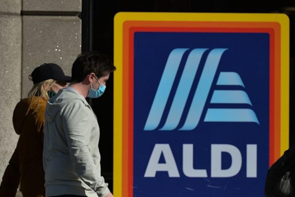 Shoppers in masks in front of an Aldi sign. Source: Getty Images