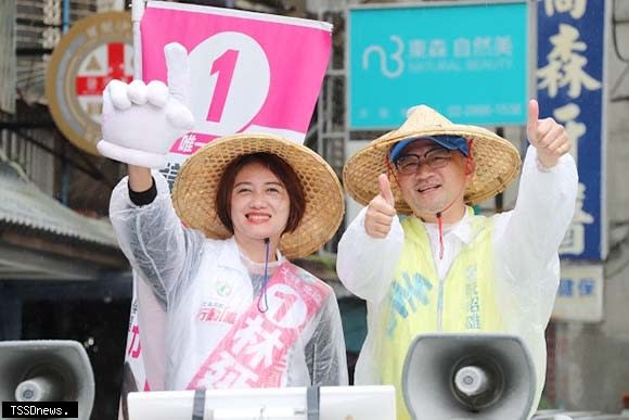 阮昭雄力挺林延鳳，無懼風雨力拼勝選。（阮昭雄議員辦公室提供）