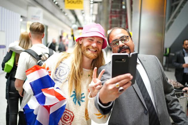 Sam posing for a selfie at Heathrow Airport (Photo: Dominic Lipinski via PA Wire/PA Images)