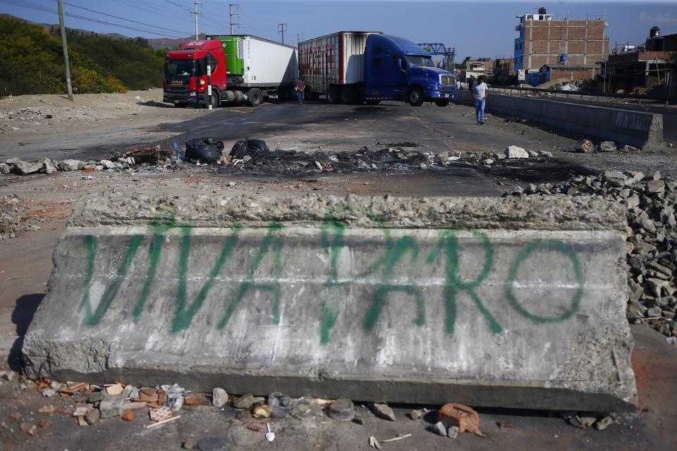 Escombros asentados en la autopista Panamericana Norte, bloqueada al paso por una barricada colocada por simpatizantes del presidente destituido Pedro Castillo, en Chao, Perú, el jueves 15 de diciembre de 2022. El nuevo gobierno de Perú declaró 30 días de emergencia nacional el miércoles, en medio de las violentas protestas que sobrevinieron a la destitución de Castillo, que suspenden derechos y libertades públicos en todo el territorio del país andino. (AP Foto/Hugo Curotto)