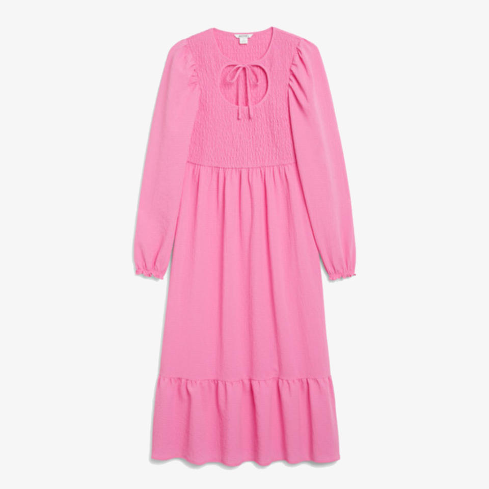 <p>Prix : 50 €</p><br><a href="https://www.monki.com/fr_fr/clothing/dresses/midi-dresses/product.smocked-puff-sleeve-midi-dress-pink.1092606002.html" rel="nofollow noopener" target="_blank" data-ylk="slk:Acheter;elm:context_link;itc:0;sec:content-canvas" class="link ">Acheter</a>