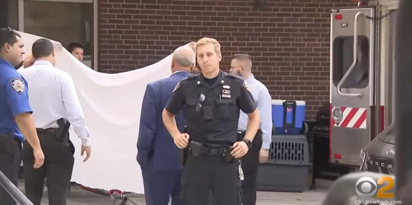 布魯克林警方12日清晨4點42分左右在案發現場發現無生命反應的幼童，雖然當場施行CPR，遺憾的是3名孩童送醫後仍被宣告不治。（圖／翻攝自CBS New York）