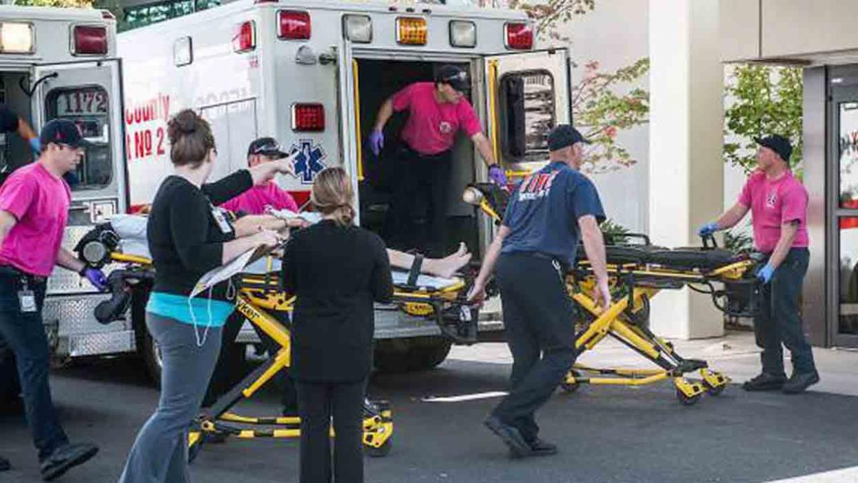 Des victimes sont transportées à l'hôpital, à la suite d'une fusillade en Oregon, aux Etats-Unis. - Aaron Yost - The News-Review - AFP