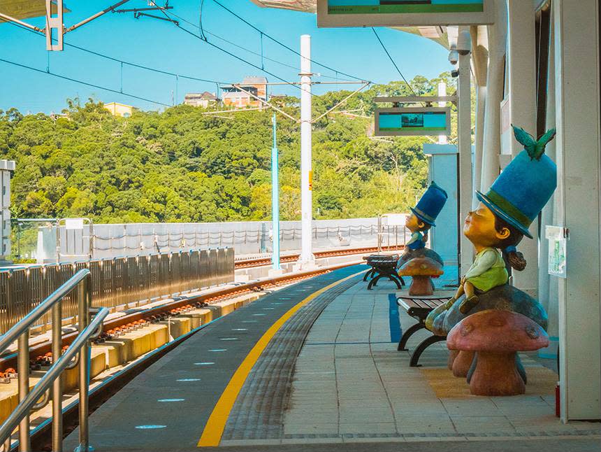 Decoration inspired by Liao’s artwork is seen on the Danhai light rail platforms. (Courtesy of Tourism and Travel Department, New Taipei City Government)