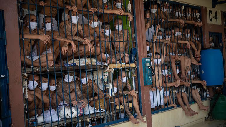 Miembros de las pandillas MS-13 y Barrio 18 permanecen en una celda superpoblada en la prisión de Quezaltepeque, en El Salvador.