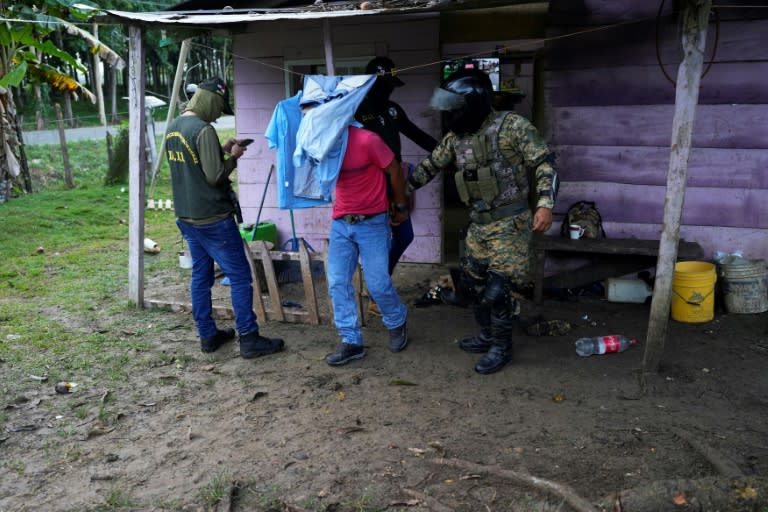 La policía fronteriza de Panamá detiene a un hombre durante un operativo para desmantelar una red de traficantes de migrantes cerca de Santa Fé, en la provincia de Darién, el 7 de agosto de 2024 (ARNULFO FRANCO)