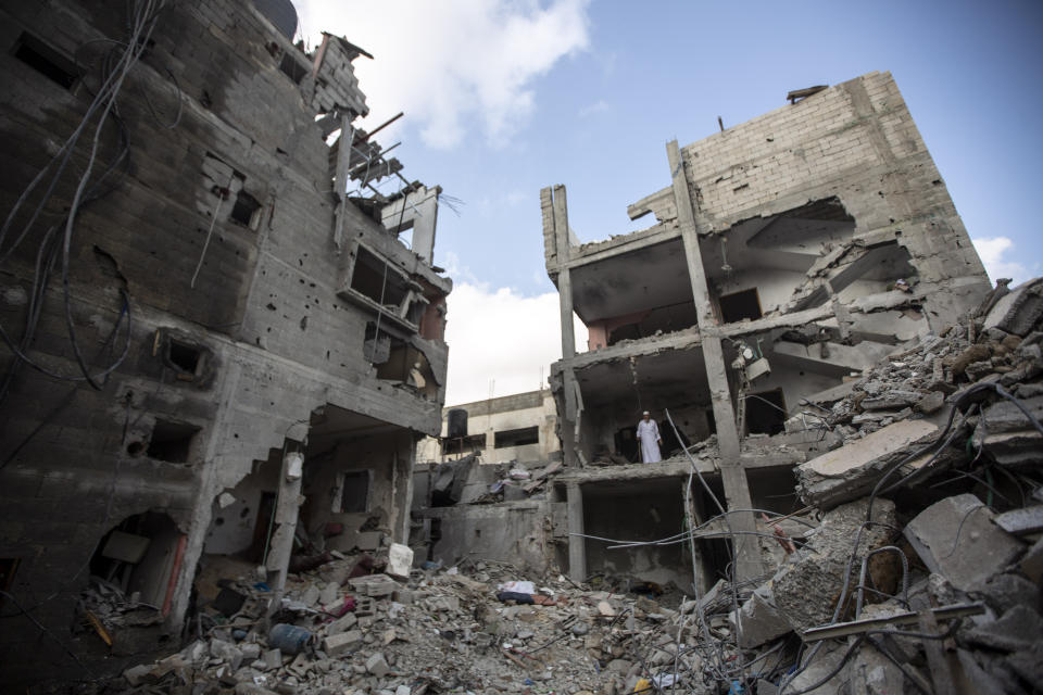 Escombros de un edificio en el que Jaled Mansour, comandante del grupo armado palestino Yihad Islámica, murió tras un ataque aéreo israelí, el domingo 7 de agosto de 2022, en Rafah, en el sur de la Franja de Gaza. (Foto AP/Yousef Masoud)