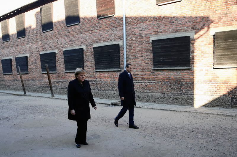 La canciller alemana, Angela Merkel, y el primer ministro polaco, Mateusz Morawiecki en su visita al memorial del Holocausto Auschwitz-Birkenau, cerca de Oswiecim, Polonia