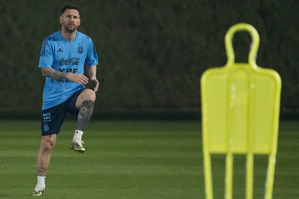 Lionel Messi se estira durante un entrenamiento de Argentina previo al Mundial en Doha, Qatar, el sábado 19 de noviembre de 2022. (AP Foto/Jorge Saenz)