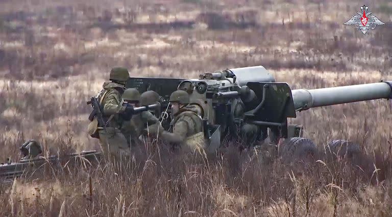 En esta foto tomada de un video publicado por el Servicio de Prensa del Ministerio de Defensa de Rusia el sábado 12 de noviembre de 2022, soldados rusos realizan un entrenamiento de artillería y combate en un campo de tiro militar de Bielorrusia. (Servicio de Prensa del Ministerio de Defensa de Rusia vía AP)