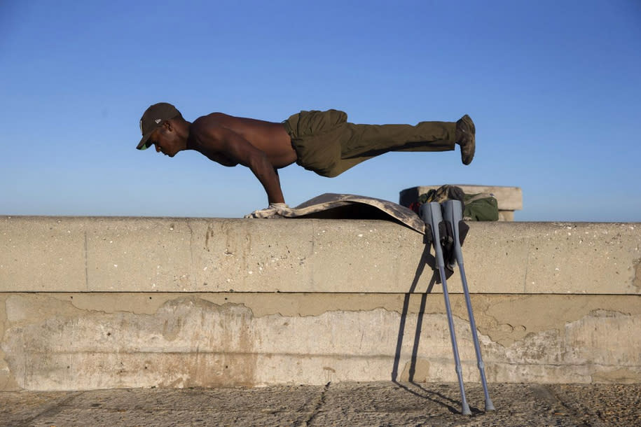 Der Soldat Pipo, der ein Bein durch die Detonation einer Landmine verloren hat, absolviert eine Fitnessübung an der Strandpromenade in Havanna, Kuba. (Bild: EPA/Orlando Barria)