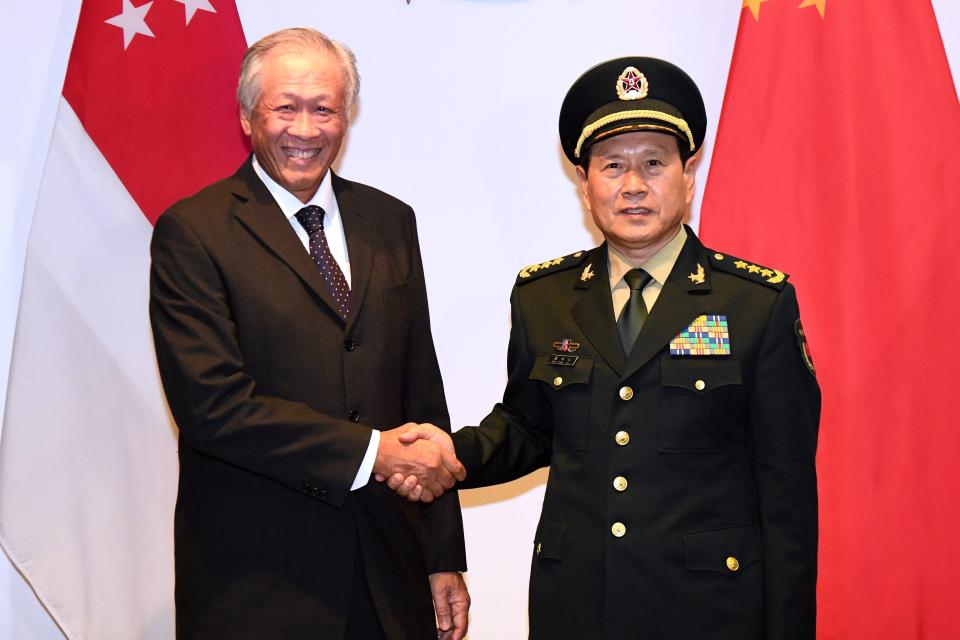 China's Defence Minster Wei Fenghe (R) shakes hands with Singaporean counterpart Ng Eng Hen during a meeting in Singapore on May 29, 2019. (Photo by Roslan RAHMAN / AFP)        (Photo credit should read ROSLAN RAHMAN/AFP/Getty Images)