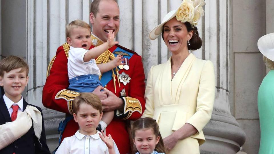 Die royale Familie nahm einen Linienflug, um Queen Elizabeth II. in Schottland zu besuchen (Bild: imago images / Paul Marriott)