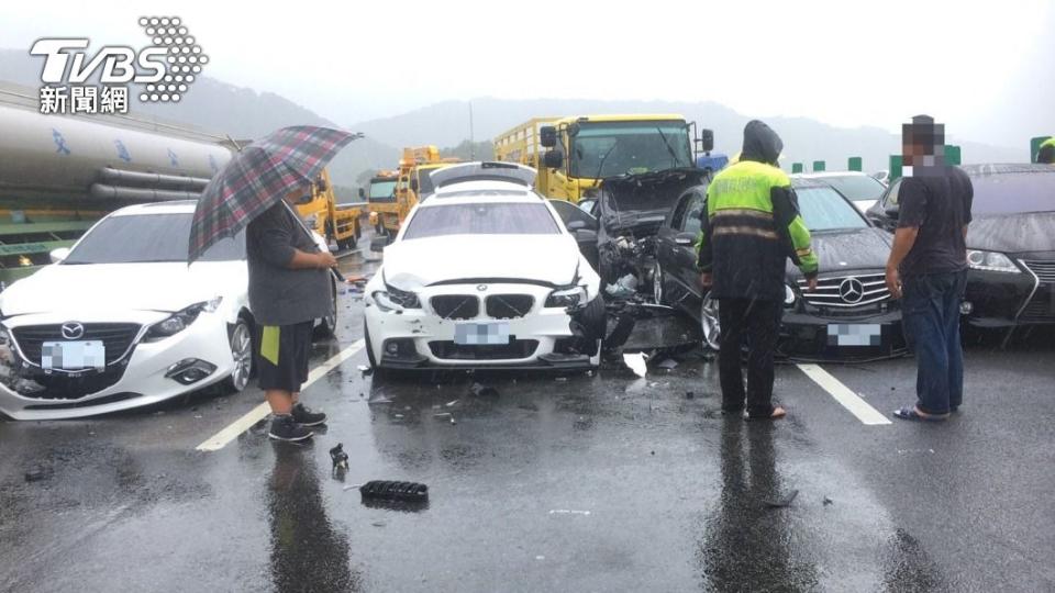 9車因未保持安全距離連環撞。（圖／TVBS）