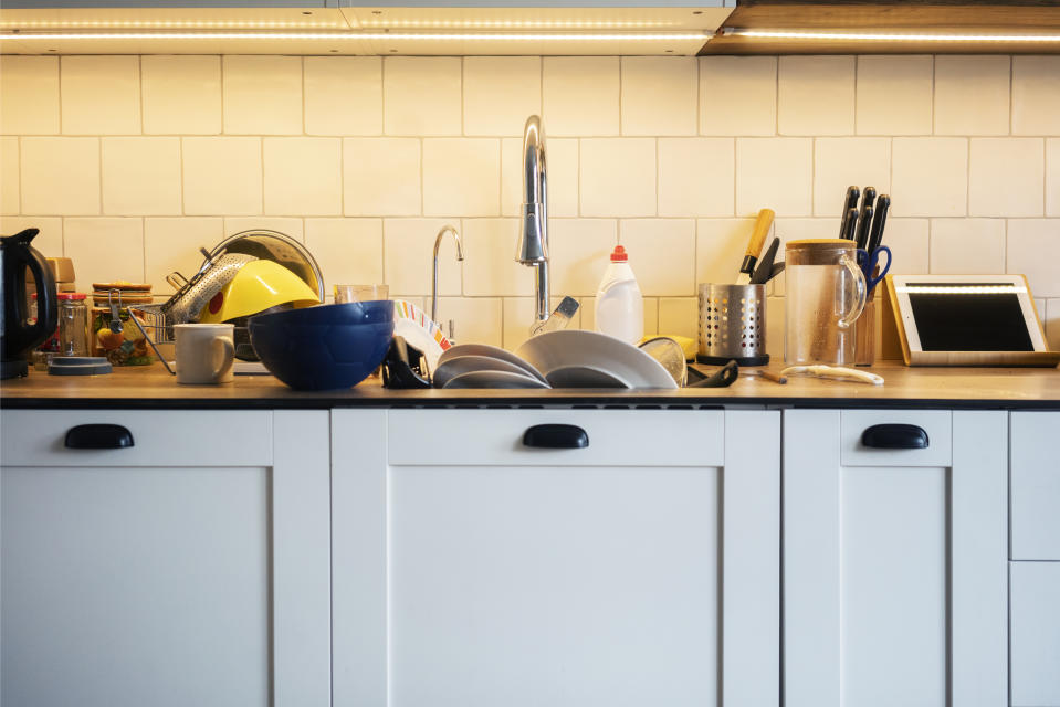 Wo gehobelt wird, fallen Späne, und wo gekocht wird, lauern Bakterien. Doch es gibt Methoden, wie man deren Ausbreiten verhindert (Symbolbild: Getty Images)