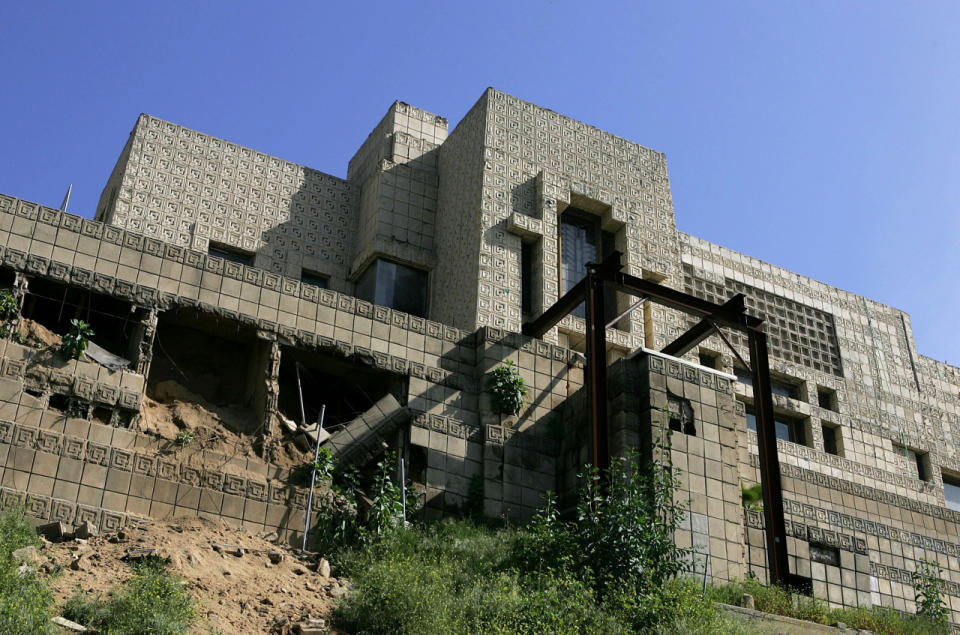 <p>“Blade Runner” von 1982 spielt in einer dystopischen Zukunft von 2019. Das darin gezeigte Haus trägt den Namen Ennis House und wurde 1924 von Frank Lloyd Wright erbaut. (Bild-Copyright: Justin Sullivan/Getty Images)</p>