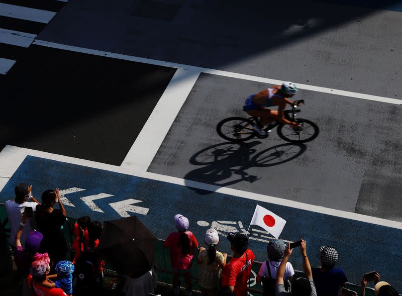 Foto del sábado de espectadores viendo la prueba de triatlón en los Juegos de Tokio.