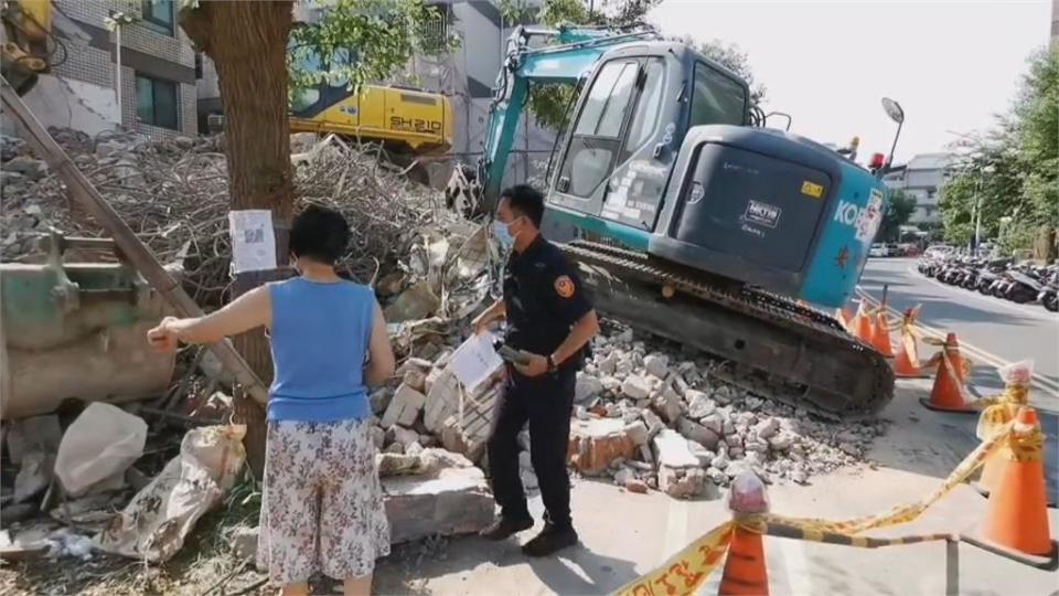 疑工地維護設施不完善擾民　拆屋粉塵滿天飛.廢棄磚瓦砸遮雨棚