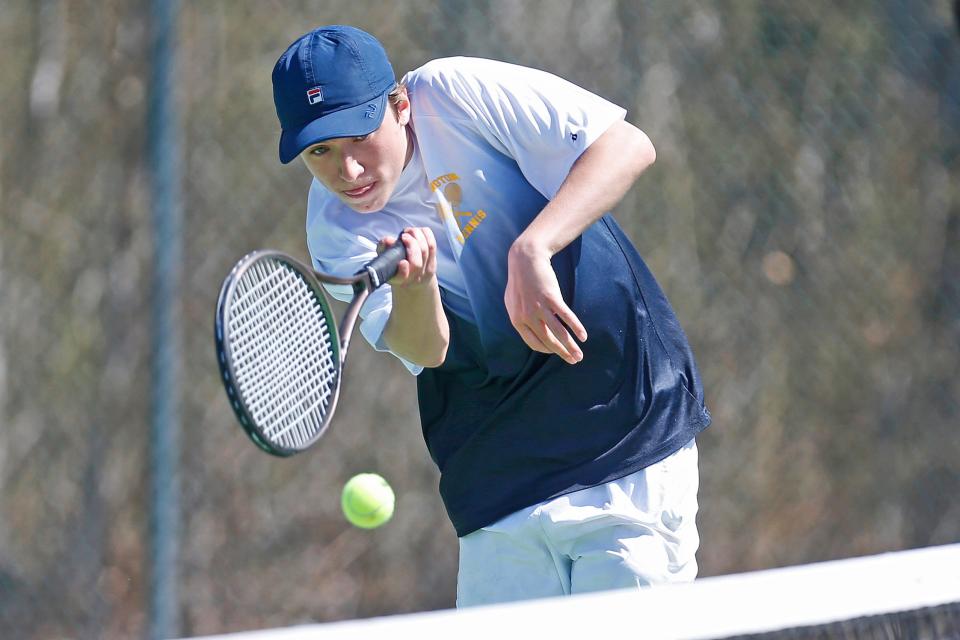 Henry Birbiglia de Barrington y su socio Garrett Meehan ganaron su único partido en el Campeonato de Dobles de Tenis Masculino RIIL 2023 del sábado y se enfrentarán a los finalistas de 2022 Gabe Mandani y Kenneth Shen de Moses Brown en su partido de cuartos de final el domingo con el ganador jugando en las semifinales más tarde en la tarde.