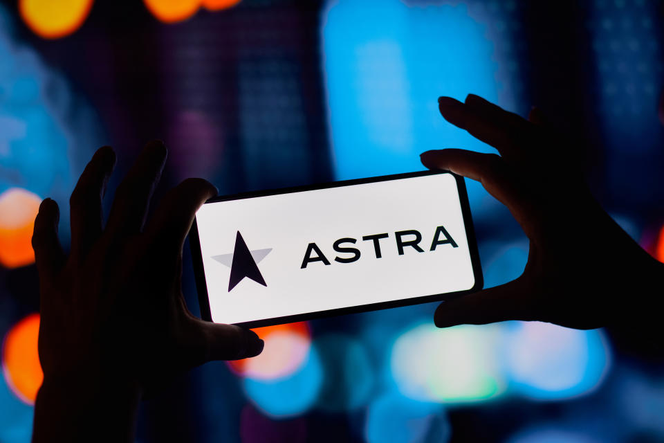 Brasile - 24/08/2022: in questa illustrazione, il logo Astra Space è visualizzato sullo schermo dello smartphone.  (Illustrazione fotografica di Rafael Henrique/SOPA Images/LightRocket tramite Getty Images)