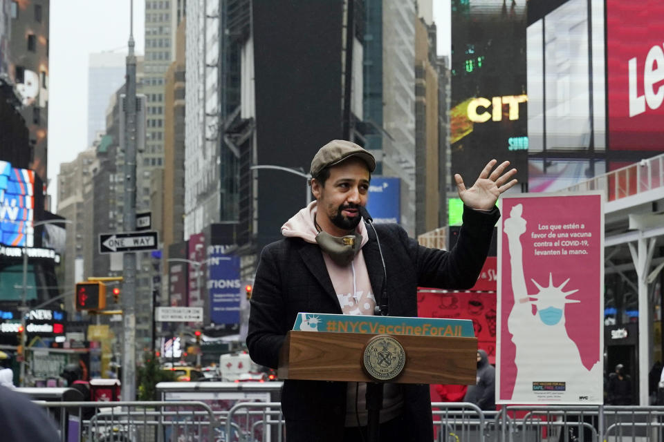 El actor Lin-Manuel Miranda da un discurso en Times Square después de dar un recorrido en la inauguración del centro de vacunación COVID-19 Broadway en Nueva York el lunes 12 de abril de 2021. (Foto AP/Richard Drew)