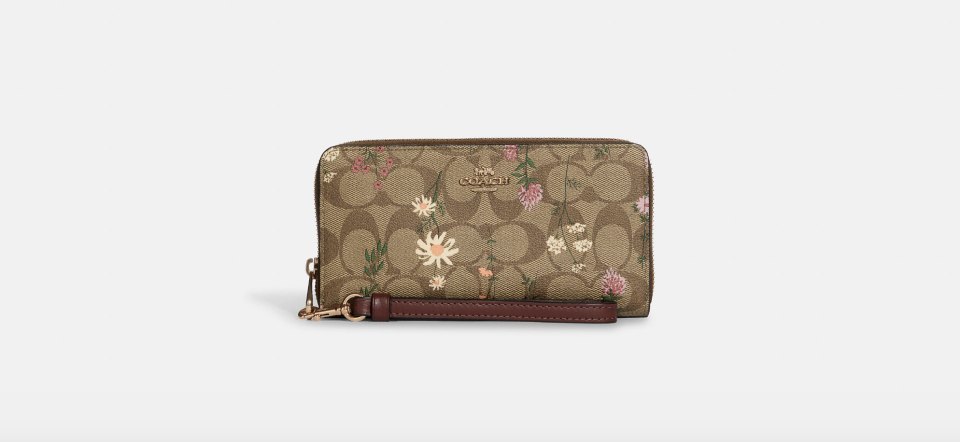 Cartera con cremallera en lona con monograma de la marca y estampado floral. (Foto: Coach)