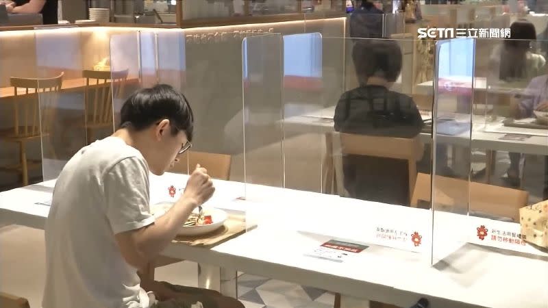 台北市開放餐廳內用一個禮拜，已發現有61間需要限期改善。