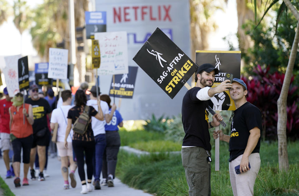 Miembros del sindicato de actores SAG-AFTRA en huelga se detienen para tomar una selfie durante una protesta fuera de los estudios de Netflix el miércoles 8 de noviembre de 2023, en Los Ángeles. (Foto AP/Chris Pizzello)