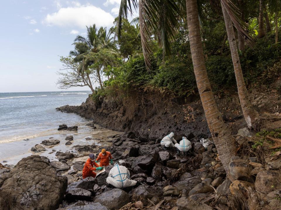 Volunteers clean up the oil spill on the shore of Pola, Oriental Mindoro, on March 7.