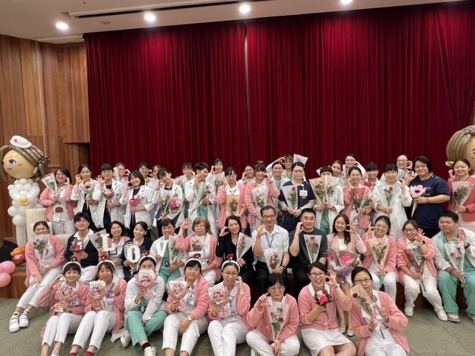 中醫大新竹附醫院長陳自諒特別嘉許了22位出色的護理師。（（圖/記者林照東翻攝）