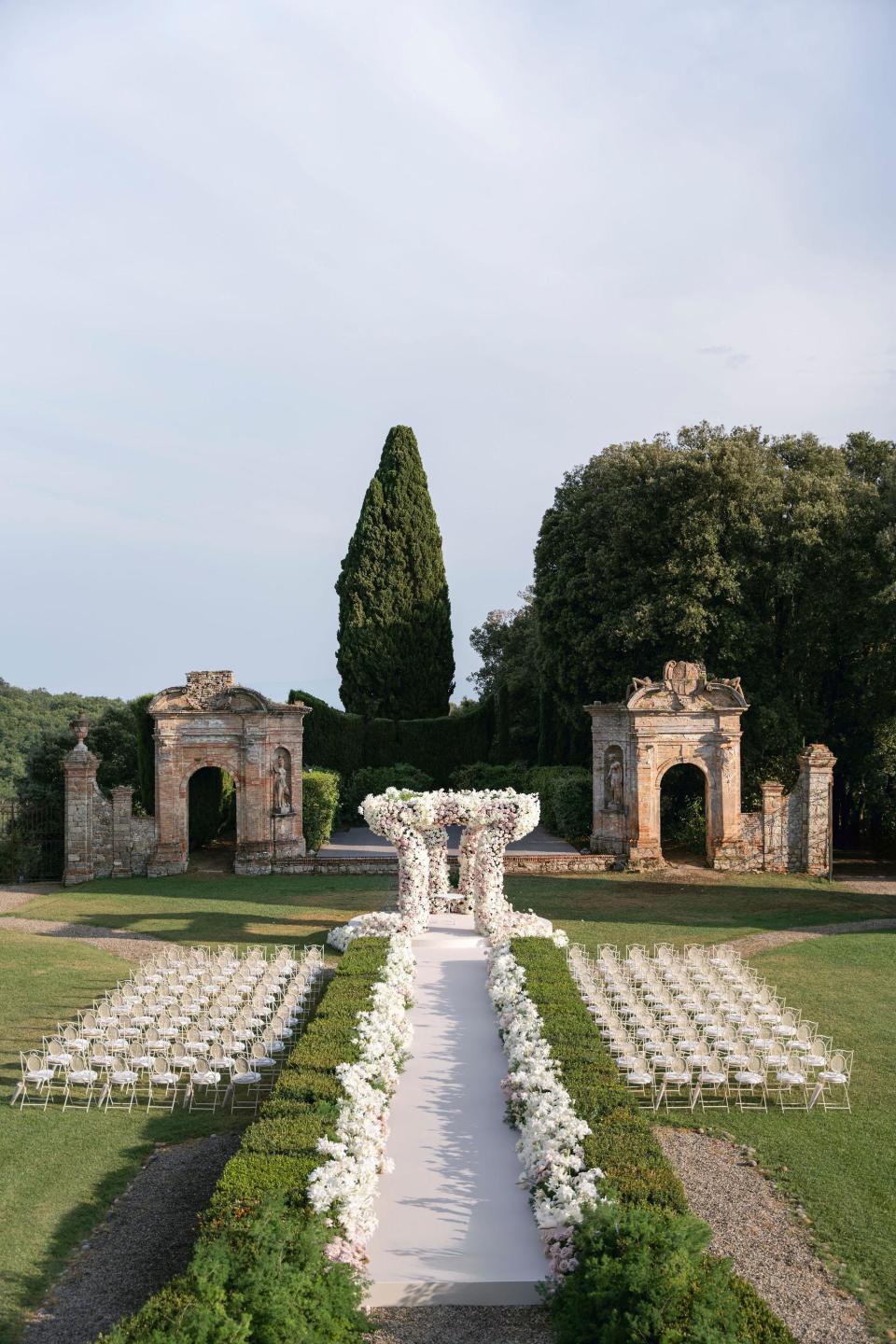 Karena Wu Qianyu and Shi Boxiong, the third generation of billionaires, held a makeup wedding in Italy